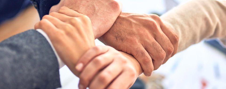 Los recursos intangibles en el sector público: un análisis de la relación entre la riqueza, el compromiso y la confianza en 17 países