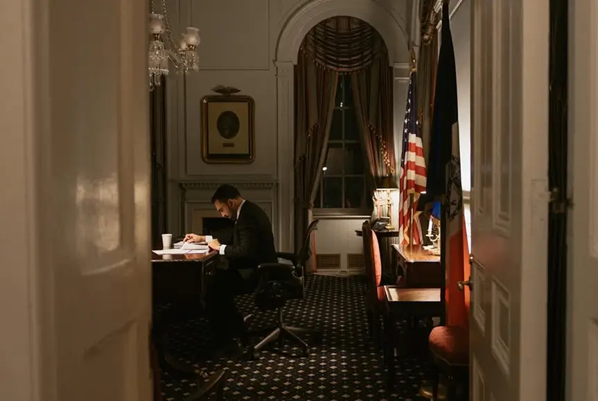 Zohnrak Mamdani es su despacho de la alcaldía se New York. Foto/ Kara Mccurdy (@karamccurdy).