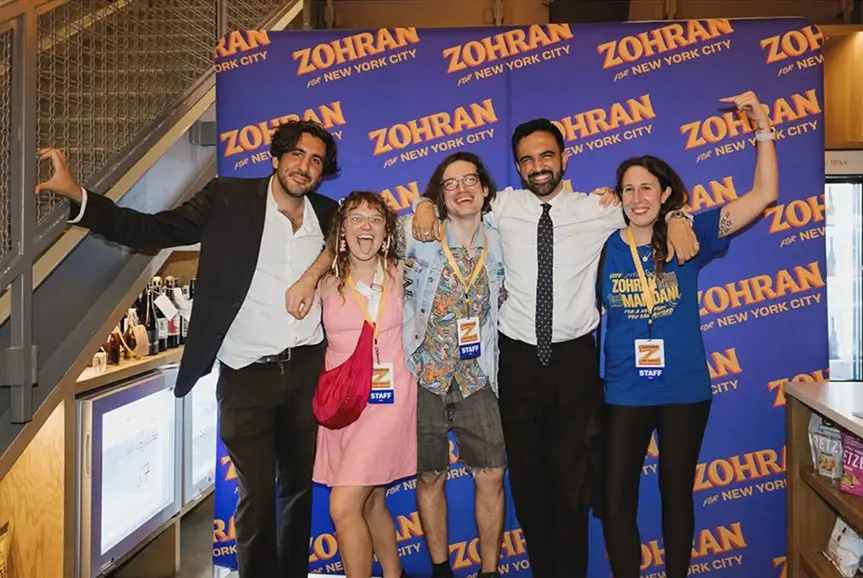 Zohnrak Mamdani y Kara Mccurdy durante la noche electoral a la alcaldía de New York.