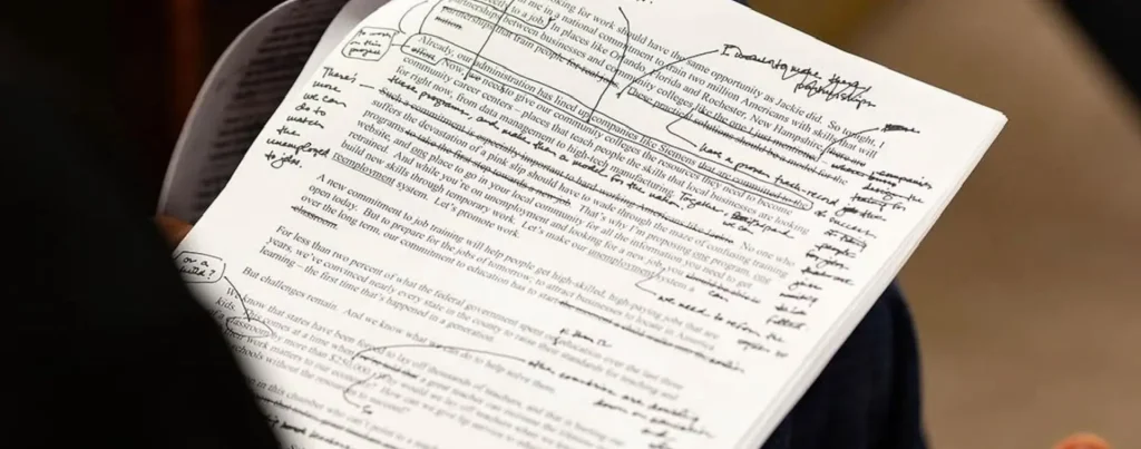 El presidente Obama dando forma a un discurso. Foto/ Pete Souza (@petesouza).