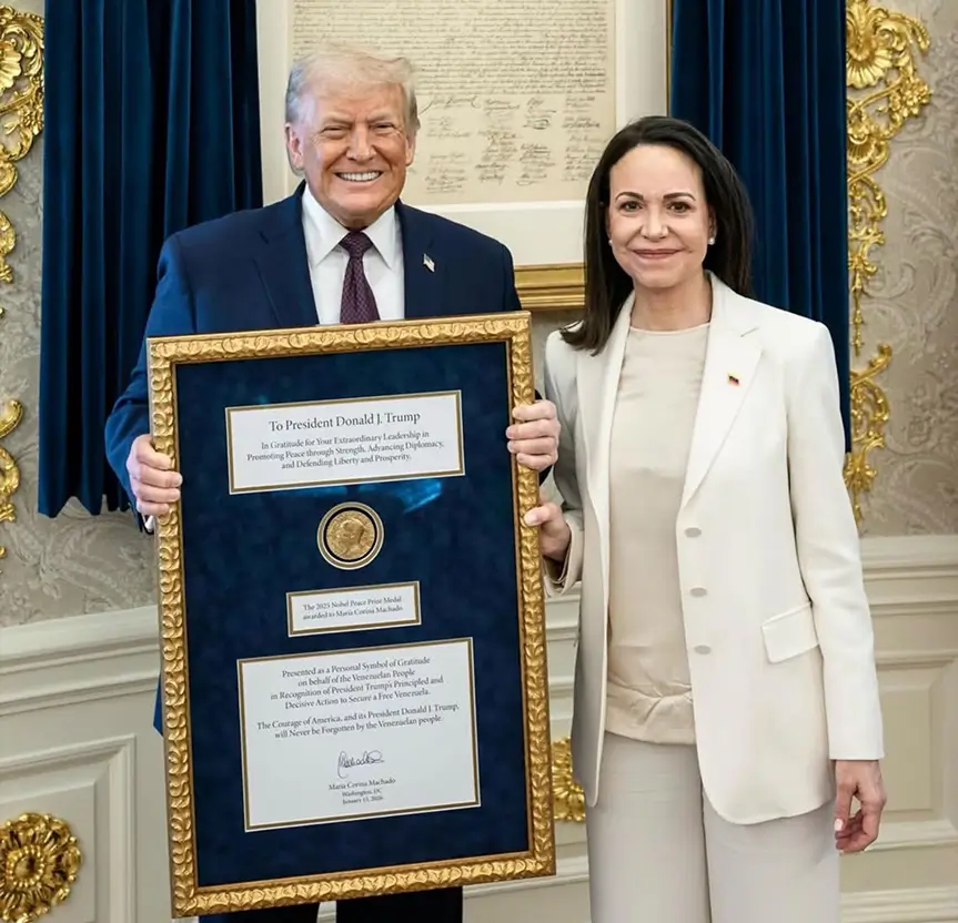 Maria Corina Machado entregando su premio Nobel al presidente Donald Trump. Foto/ Daniel Torok(@dto.rok).
