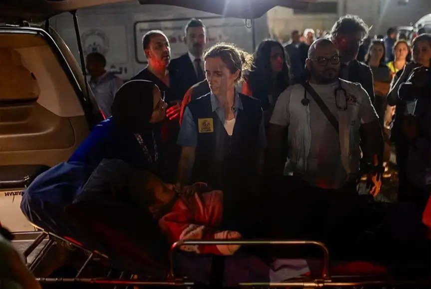 La ministra de sanidad, Mónica García, recibe a los menores evacuados de Gaza con problemas médicos.