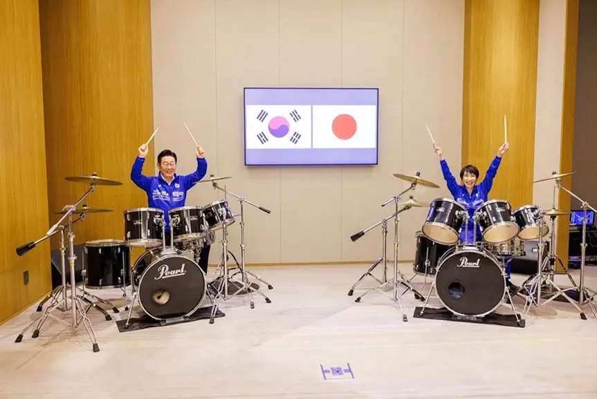 La primera ministra de Japón, Sanae Takaichi toca la batería con su homólogo, el presidente de Corea del Sur, Lee Jae-myung. Foto/ Gabinete de relaciones públicas del gobierno de Corea del Sur.